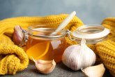 Evo zbog čega treba da jedete med i beli luk na prazan stomak