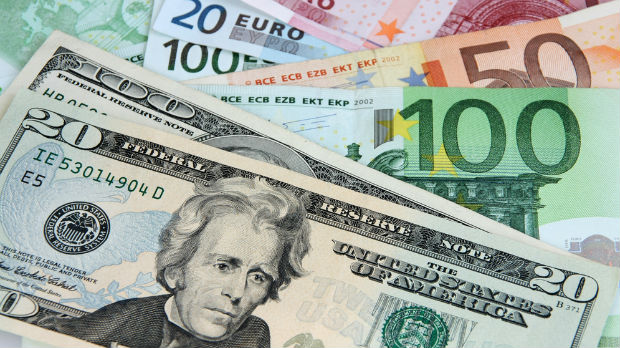 Evro blizu jedan za jedan s dolarom