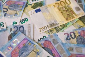 Evro na 20-godišnjem minimumu, vredi manje od jednog dolara