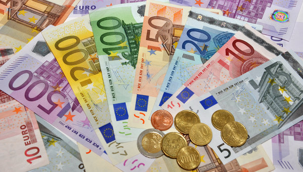 Evro skočio u odnosu na dolar i jen 