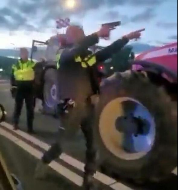 FARMERI PROTESTUJU A POLICIJA POTEŽE ORUŽJE: Holandski poljoprivrednici izašli na ulice, snage reda zapucale po njima VIDEO