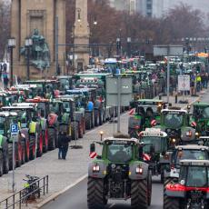 FARMERI PROTIV MERKEL! Hiljade poljoprivrednika traktorima BLOKIRALO BERLIN (FOTO)