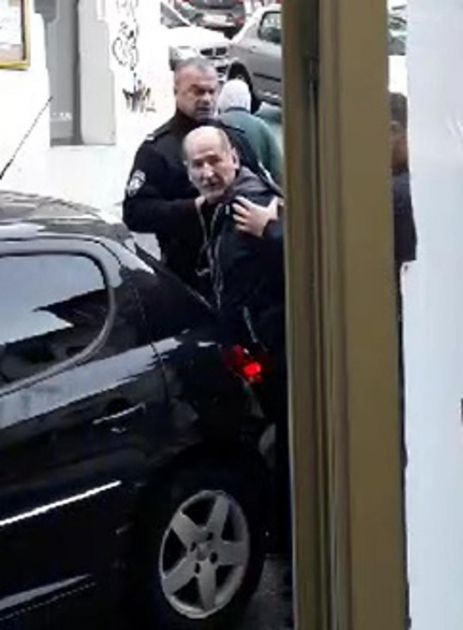 FILMSKA POTERA  RIJECI: Bosanac bežao ukradenim pežoom, pa se zabio u parkirane automobile (VIDEO)