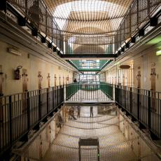FILMSKE SCENE: 800 zatvorenika pobeglo iz zatvora!
