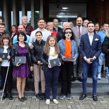FONDACIJA MOZZART DONIRALA RUKAVICE ZA SLEPE I SLABOVIDE OSOBE: U saradnji sa Savezom slepih Srbije 50 osoba bez vida dobilo jedinstvena pomagala 