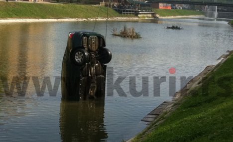 (FOTO +18) VOZAČ POGINUO, SUVOZAČ SE SPASAO: Ovo je zrenjaninski BMW smrti koji je uleteo u jezero