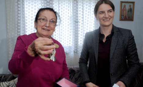 (FOTO) BLACE: Ministarka Brnabić uručila ključeve dobitnicima stana u nagradnoj igri