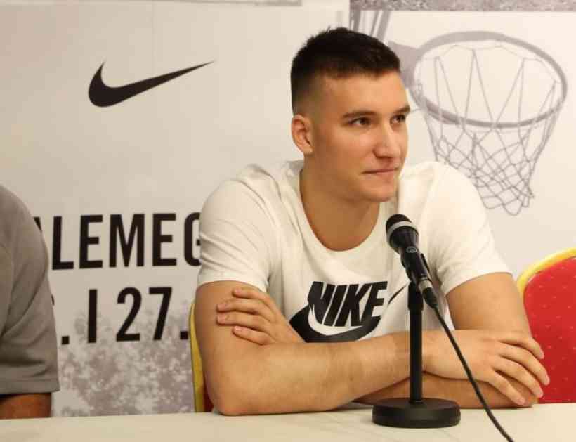 (FOTO) BOGDANOVIĆ KONČNO KRALJ:  Srpski košarkaš potpisao za Sakramento, Divac nadgledao