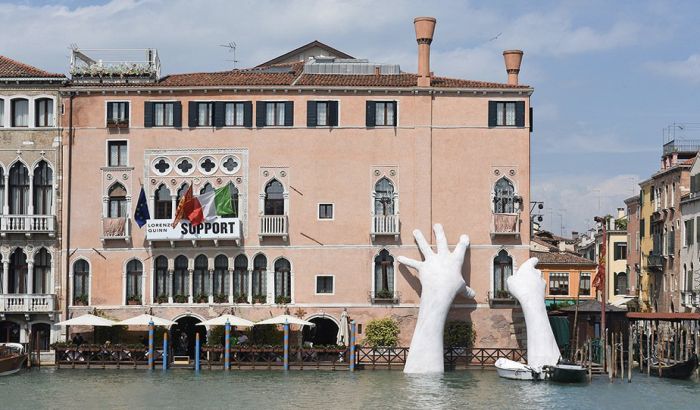FOTO: Džinovske ruke koje izviru iz vode postavljene u Veneciji