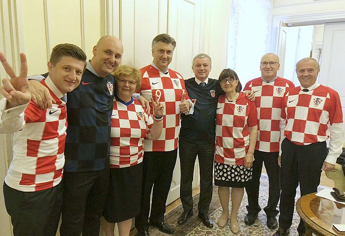 FOTO: Hrvatski ministri na sednicu Vlade došli u dresovima