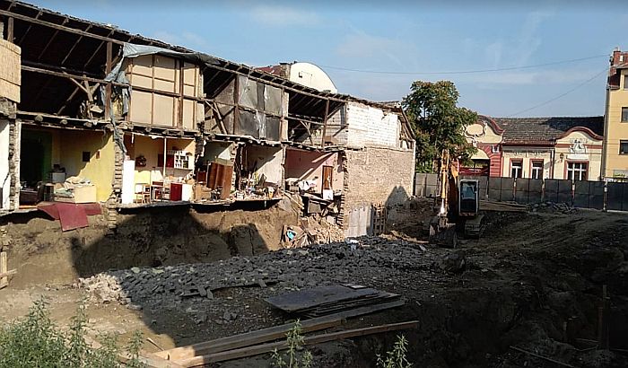 FOTO: Investitor kopao temlje za višespratnicu u Dositejevoj, susednoj kući se urušio zid