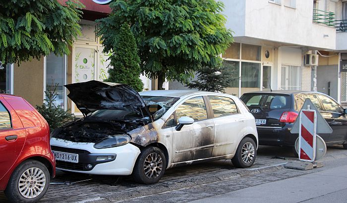 FOTO: Izgoreo auto nedaleko od policijske stanice