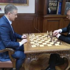 (FOTO) KRATAK ODMOR U PREDSEDNIŠTVU! Vučić i Stefanović trenutno igraju šah!