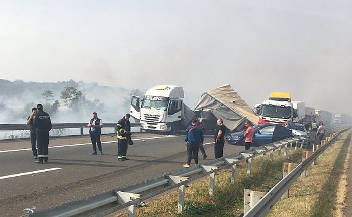 FOTO: Lančani sudar na auto-putu kod Kragujevca, moguć uzrok gust dim od spaljivanja rastinja