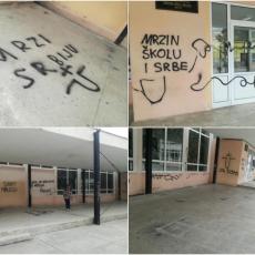 (FOTO) MRZIM SRBIJU, ZA DOM: Skandalozne poruke osvanule na školi u Splitu! Pojavio se i KUKASTI KRST