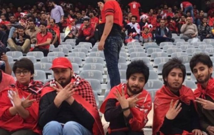 FOTO: Maskirale se u muškarce da bi ušle na stadion