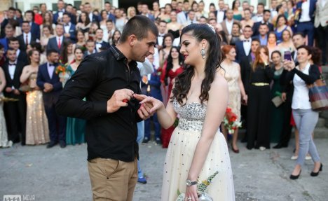 (FOTO) NAJROMANTIČNIJA MATURA U BILEĆI: Maturant zaprosio devojku pred celom školom