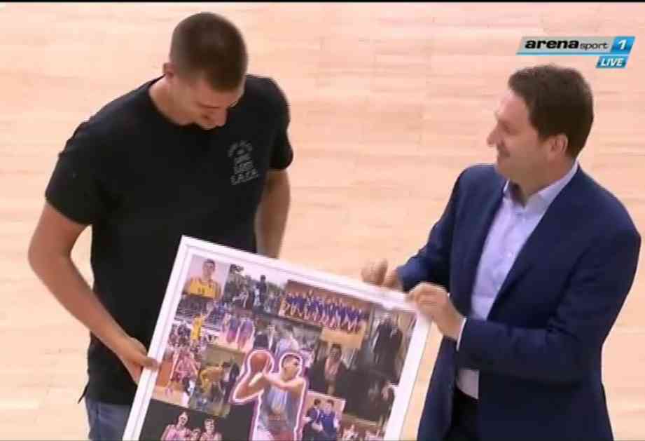 (FOTO) NBA ZVEZDA NE ZABORAVLJA ODAKLE JE POTEKLA: Jokić bodri svoje protiv Partizana, Mega mu uručila neobičan poklon