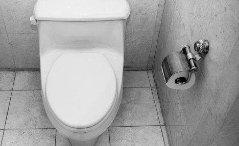 (FOTO) NE TROŠITE PARE NA HEMIKALIJE: Rešite se tvrdokornih mrlja WC šolje uz samo jedan sastojak!