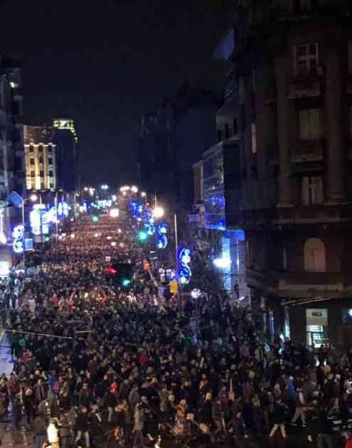 FOTO NJUZ: Srpski mediji objavili da je u Francuskoj sinoć održan veliki protest