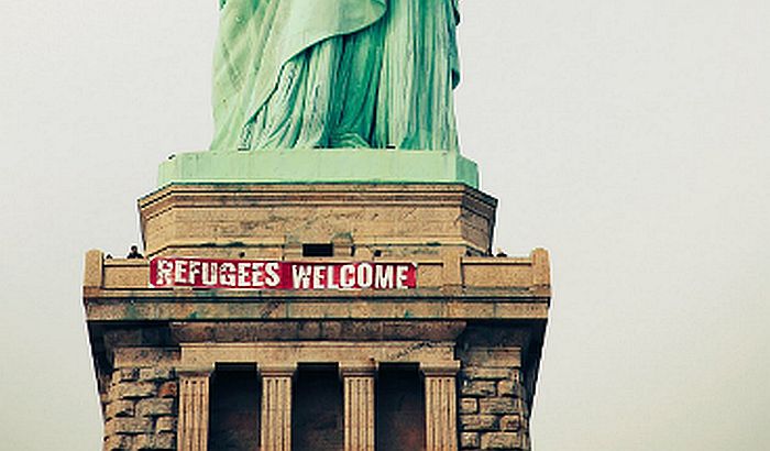 FOTO: Na Kipu slobode osvanuo transparent Dobrodošle izbeglice