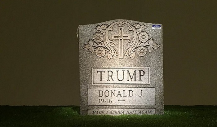 FOTO: Nagrobni spomenik Trampu izložen u galeriji u Bruklinu