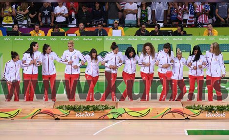 (FOTO) ORILO SE BRAZILOM: Košarkašice Srbije zaigrale kolo prilikom dodele medalja!