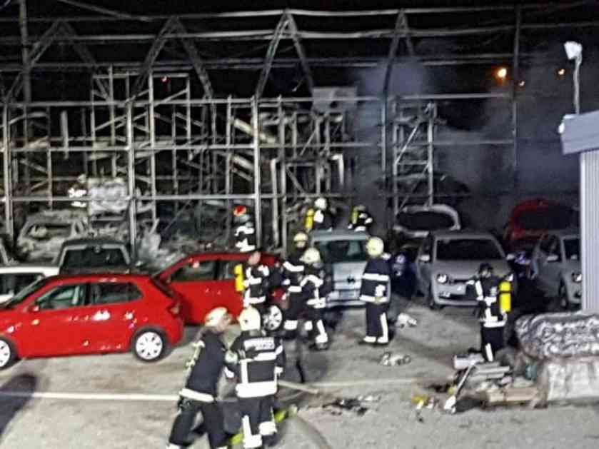 (FOTO) PAKLENO SKLADIŠTE U SAMOBORU: Veliki požar progutao autombile, u gašenju angažovano osam vatrogasnh vozila