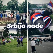 (FOTO) PLATO ISPRED PALATE SRBIJA VEĆ PUN: Ljudi iz svih krajeva Srbije stižu na najveći skup u istoriji  Srbija nade