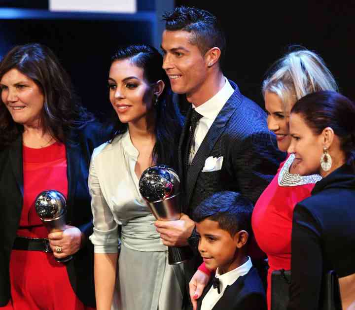 (FOTO) POLJUBAC KOJI JE OBIŠAO PLANETU: Ronaldo i Georgina razmenjivali nežnosti na dodeli FIFA nagrada