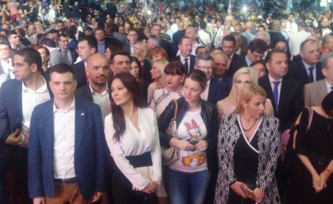 (FOTO) POZNATI U ARENI: Nada Macura i Svetlana Ražnatović podržale Aleksandra Vučića!