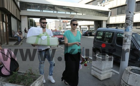 (FOTO) PRINCEZE STIGLE KUĆI: Milan Gromilić izveo ćerku i suprugu iz porodilišta!