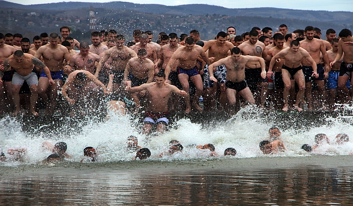 FOTO: Plivanje za Bogojavljenski krst u Sremskoj Kamenici