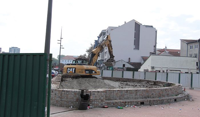FOTO: Počeli pripremni radovi za postavljanje spomenika Petru I Karađorđeviću