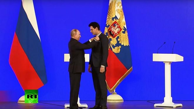 (FOTO) Predsednik Rusije Putin odlikovao našeg Miloša Bikovića Medaljom Puškina!