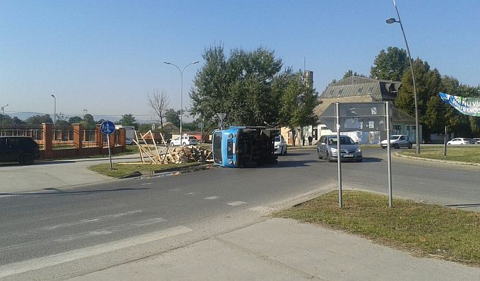 FOTO: Prevrnuo se kamion sa drvima na kružnom toku u Veterniku