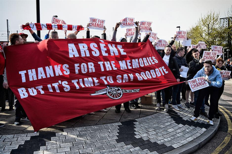FOTO: Rat navijača Arsenala i na nebu