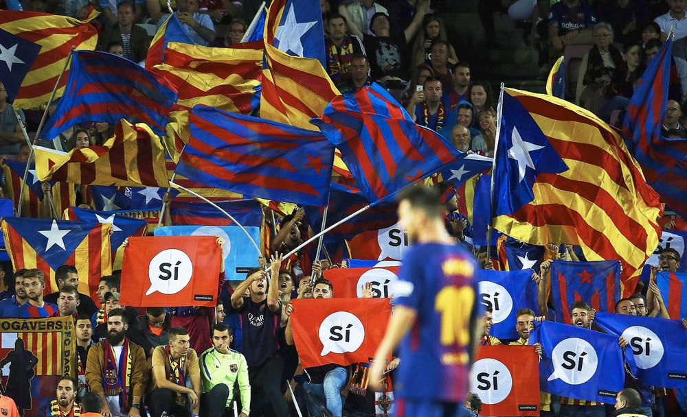 (FOTO) SUDAR MADRIDA I KATALONIJE: Prvi put posle referenduma fudbaleri Barselone igrali u glavnom gradu, evo u čemu su istrčali na teren
