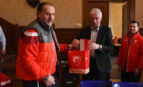 (FOTO) SUSRET U TRSTU: Legenda Partizana ugostila fudbalere Crvene zvezde