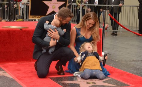 FOTO TATINA ĆERA: Rajan Rejnolds dobio zvezdu na Bulevaru slavnih, ali je šou ukrala njegova ćerkica