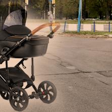 (FOTO) UŽASNA SCENA NA VOŽDOVCU: Žena sa bebom u kolicima snimljena nasred ulice - razlog je SRAMAN