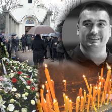 (FOTO) Utučeni Dejanov otac stajao u pozadini na sahrani, danas je preminuo: Samo mesec dana posle sina
