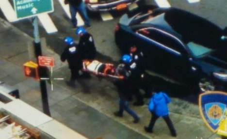 (FOTO, VIDEO) JEZIVA DRAMA U NJUJORKU: Voz iskočio iz šina i zakucao se u zid, preko 100 povređenih!