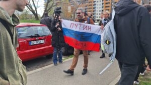 (FOTO, VIDEO) Podne protiv Putina: Kolone ispred biračkih mesta, redovi i u Beogradu