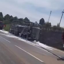(FOTO/VIDEO) Prvi snimci sa mesta incidenta: Od autobusa ostala samo olupina! Deca koja su krenula na ekskurziju na vreme evakuisana