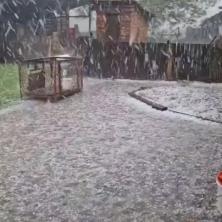 (FOTO/VIDEO) Smederevska Palanka se zabelela u maju: Nesvakidašnji snimci nevremena U bašti ništa nije ostalo...