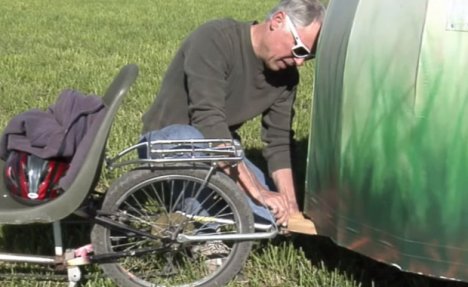  (FOTO, VIDEO) Za 150 dolara proputovao svet: Ovaj čovek je kamp kućicu prikačio na bicikl
