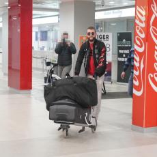 (FOTO) Veljko Ražnatović SPAKOVAO KOFERE - Uslikan SAM na aerodromu! Bokser nije skidao naočare sa lica