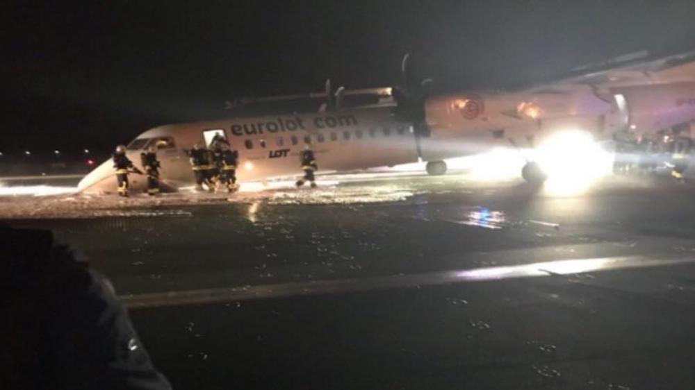 (FOTO) ZATVOREN AERODROM U VARŠAVI: Avion sleteo bez stajnog trapa, za dlaku izbegnuta tragedija