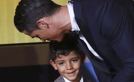 (FOTO) ZNA DA ĆE TATA DA MU OPROSTI: Pogledajte Ronaldovog sina u dresu očevog ljutog rivala!